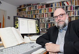 Der Hamburger Pastor Peter Fahr sitzt am 04.07.2013 in seinem Büro neben einer Biblia Hebraica und seinem Computer. Der 52-jährige Pastor aus Hamburg-Duvenstedt hat begonnen, das Alte Testament aus dem Hebräischen als modernen Roman zu übersetzen.