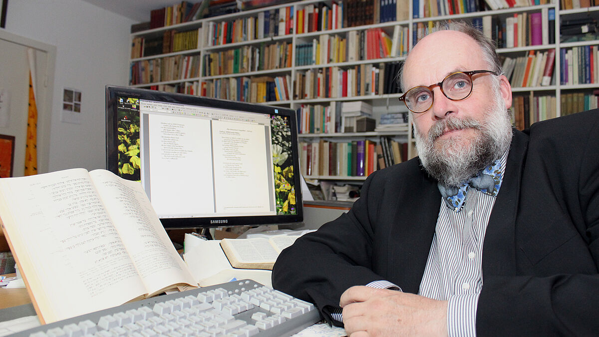Der Hamburger Pastor Peter Fahr sitzt in seinem Büro neben einer Biblia Hebraica und seinem Computer. Der 52-jährige Pastor aus Hamburg-Duvenstedt hat begonnen, das Alte Testament aus dem Hebräischen als modernen Roman zu übersetzen. 