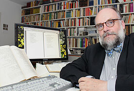 Der Hamburger Pastor Peter Fahr sitzt am 04.07.2013 in seinem Büro neben einer Biblia Hebraica und seinem Computer. Der 52-jährige Pastor aus Hamburg-Duvenstedt hat begonnen, das Alte Testament aus dem Hebräischen als modernen Roman zu übersetzen.