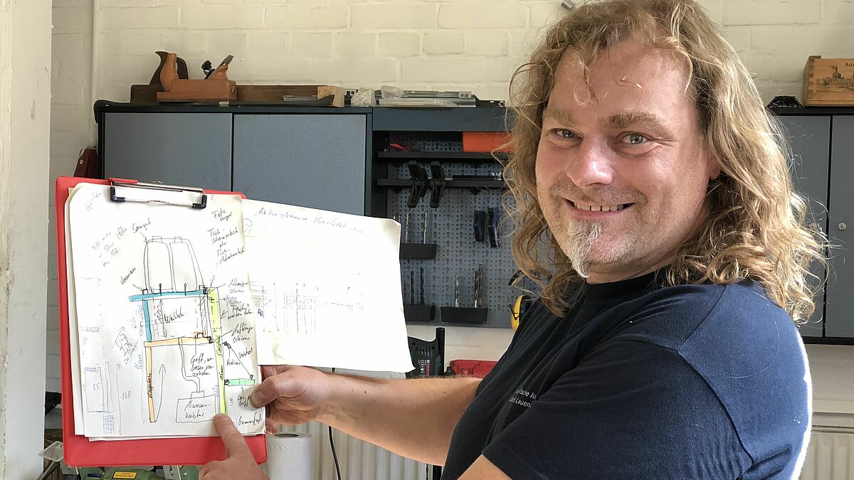Die Skizzen für die mobile Thekenzeile hat Diakon Lars Sörensen fertig. Nach den Sommerferien wird sie in der Jugendwerkstatt in Lübeck-Kücknitz gebaut. 