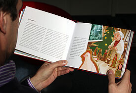 Lesestoff für lange Abende: "Freude" heißt das Buch mit dem Besten vom "Anderen Advent"