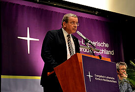 Dr. Henning von Wedel vor der Landessynode