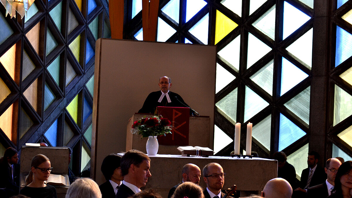 Bischof Gothart Magaard (Sprengel Schleswig und Holstein) hielt die Predigt zum 50-jährigen Jubiläum der Kieler Universitätskirche. Ministerpräsident Torsten Albig hielt u.a. ein Grußwort und bekannte sich zum Gottesbezug in der Landesverfassung.