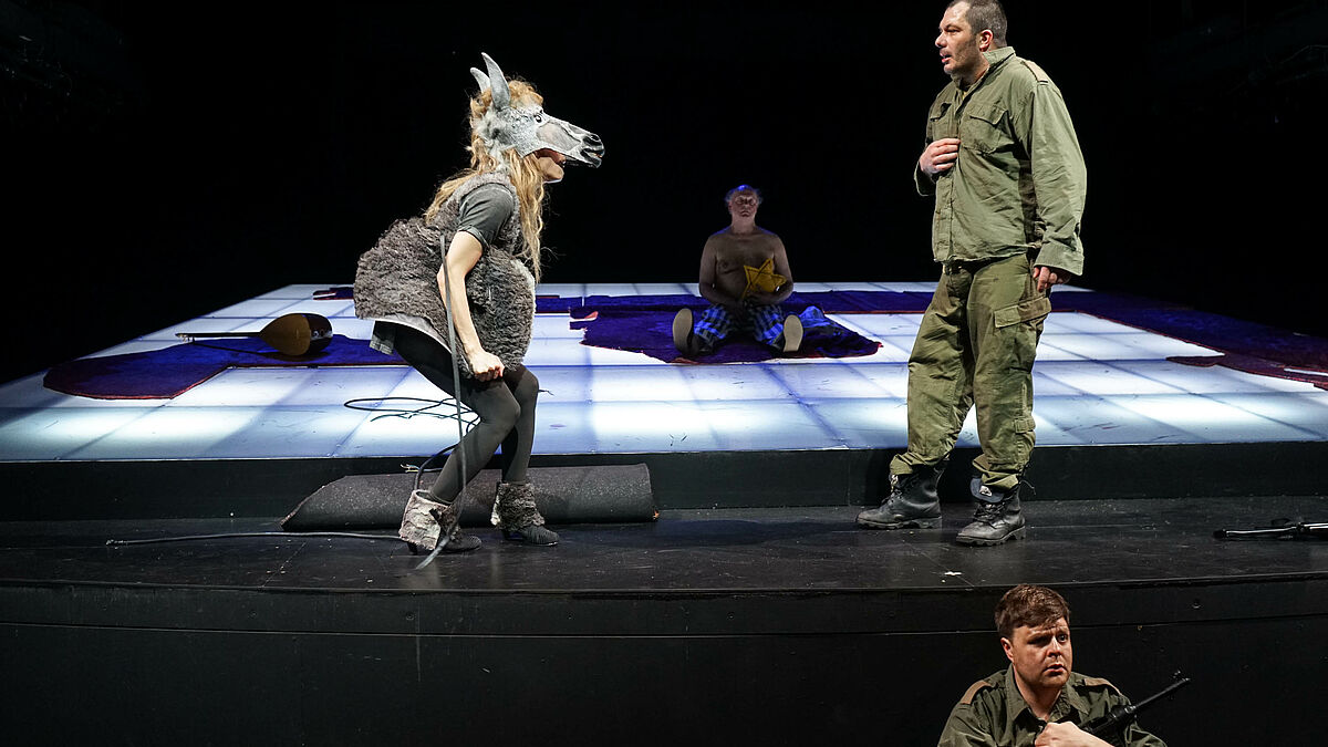Szene aus dem zweiten Teil des Stücks "Die Zehn Gebote" des israelischen Autors Shlomo Moskovitz im Schauspiel Kiel 