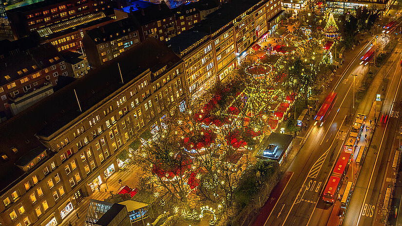Blick von oben auf den festlich beleuchteten Weihnachtsmarkt in Kiel.  