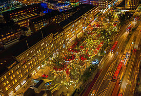 Blick von oben auf den festlich beleuchteten Weihnachtsmarkt in Kiel.  