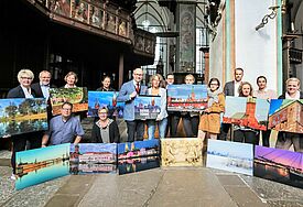 Fotografin Dr. Karen Meyer-Rebentisch und Markus Endreß (Mitte) überreichen den Paten die Kalendermotive.