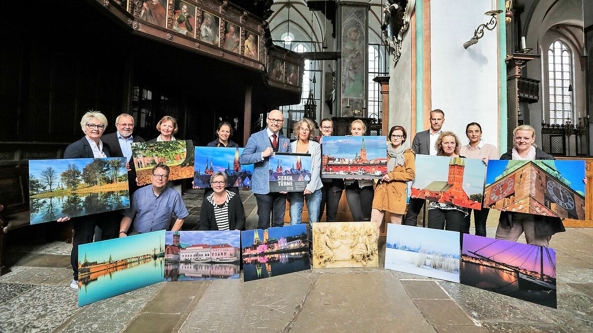 Fotografin Dr. Karen Meyer-Rebentisch und Markus Endreß (Mitte) überreichen den Paten die Kalendermotive.