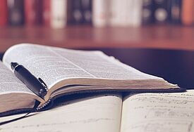 aufgeschlagenes Buch 