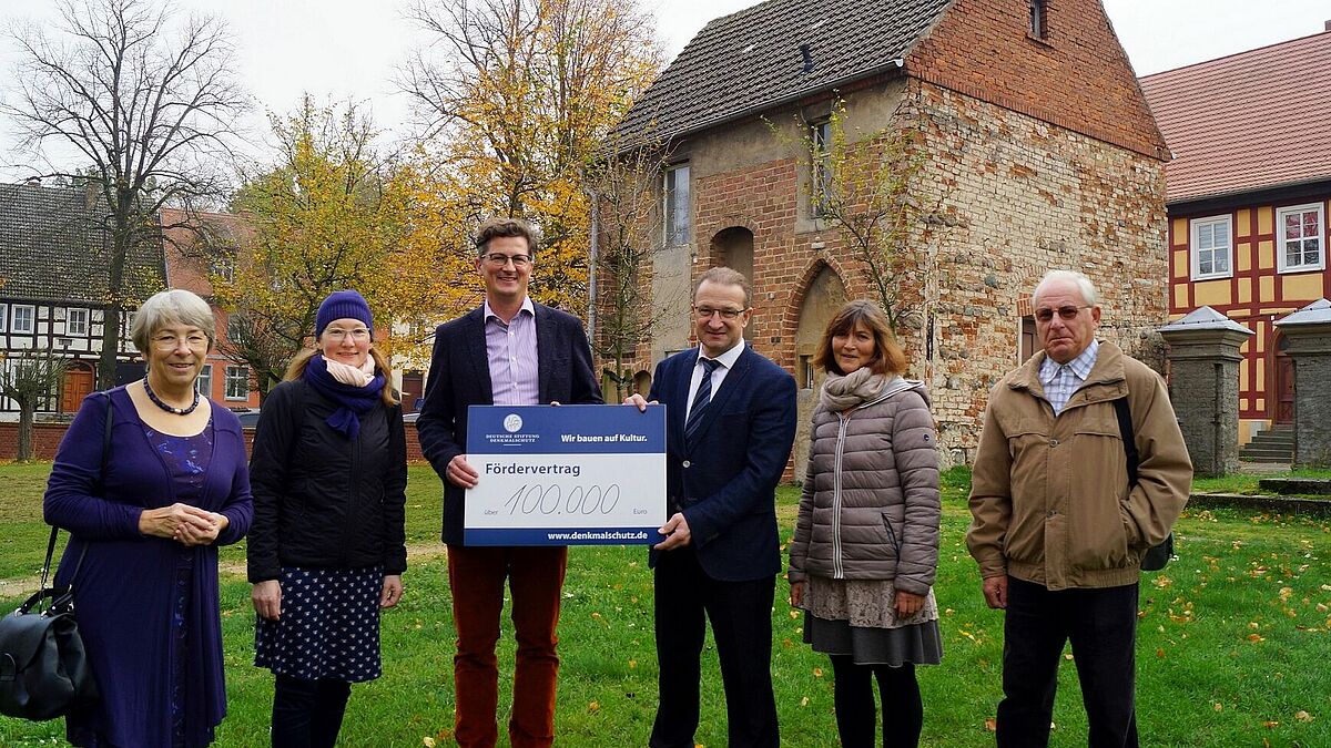 Große Freude in Pasewalk: Die Gemeinde nimmt den Spendenbescheid der Deutschen Stiftung Denkmalschutz entgegen.