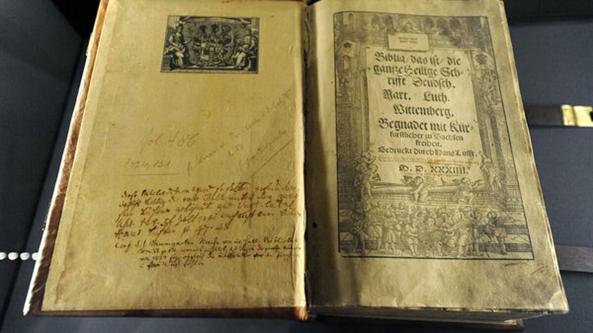 Die erste vollständige Ausgabe von Luthers Bibelübersetzung in hochdeutscher Sprache, 1534, mit Holzschnitten des Monogrammisten MS in der Dauerausstellung im Lutherhaus in Wittenberg (Sachsen-Anhalt).