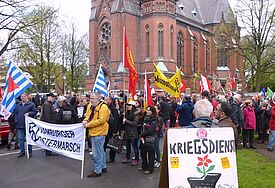 Hamburger Ostermarsch am Ostermontag vor der St. Getrud-Kirche Uhlenhorst © Foto epd