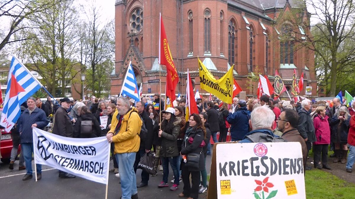 Hamburger Ostermarsch am Ostermontag vor der St. Getrud-Kirche Uhlenhorst