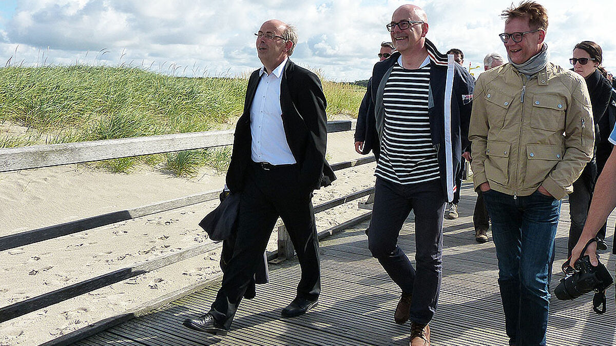 Wege entstehen dadurch, dass man sie geht: in St.-Peter-Ording diskutierten Bischof Magaard (v.l.) und Ministerpräsident Albig zwei Tage lang mit Fachleuten aus Wissenschaft, Wirtschaft, Politik, Medien, Kunst und Kirche