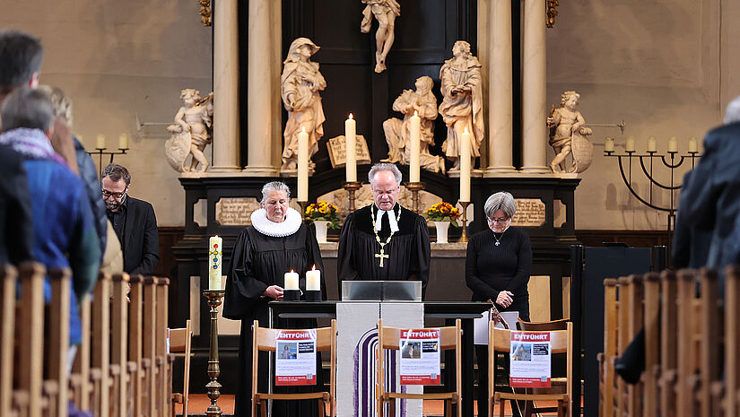 Bischof Tilman Jeremias (Mitte), Pastorin Astrid Baar und Pastorin Hanna Lehming in der St. Lozenzkirche beim Synodengottesdienst. 