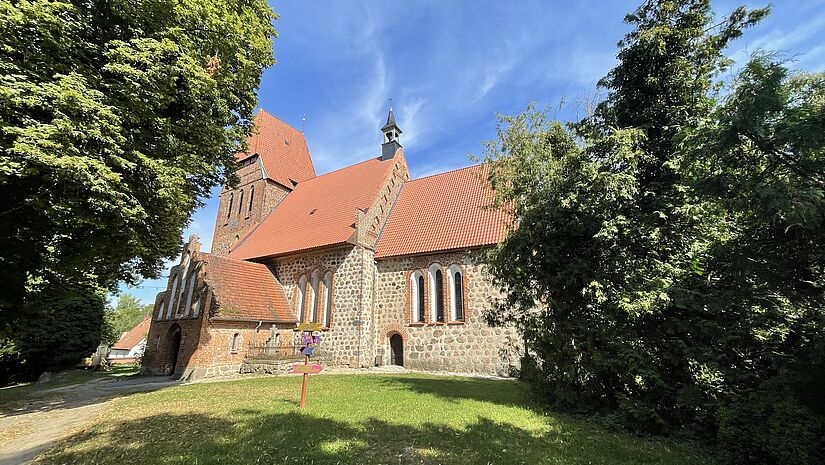Eine Backsteinkirche in Recknitz in Mecklenburg