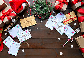 Pakete und Briefe in Weihnachtsoptik 