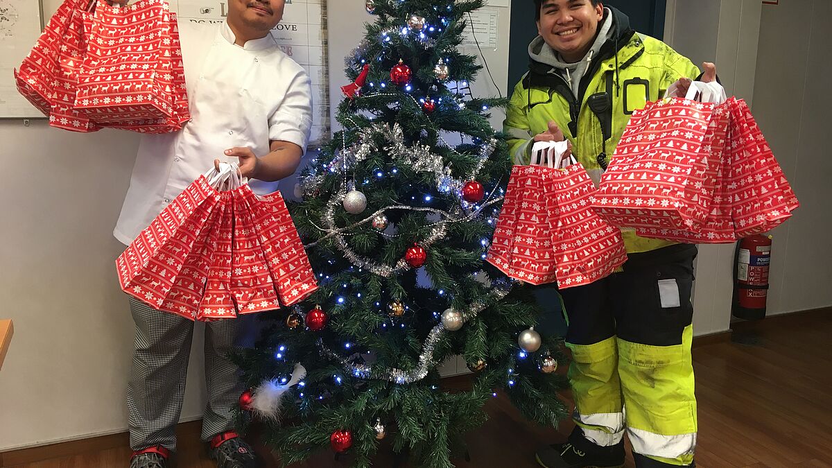 Sie wollen ihren Kollegen zu Weihnachten Freude schenken: Salvador Divina und Ralp Tolentino an Bord der „Bore Sea“.