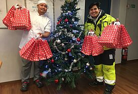 Sie wollen ihren Kollegen zu Weihnachten Freude schenken: Salvador Divina und Ralp Tolentino an Bord der „Bore Sea“.