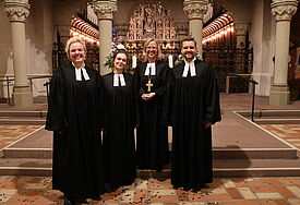 Bischöfin Nora Steen hat am 18. November im Schleswiger Dom drei junge Geistliche ordiniert: Jaqueline Tiziana Juny, Anna Böllert und Christian Birkner (v. l. n. r.)
