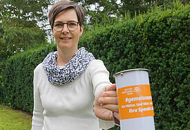 Martina Iken mit Spendendose