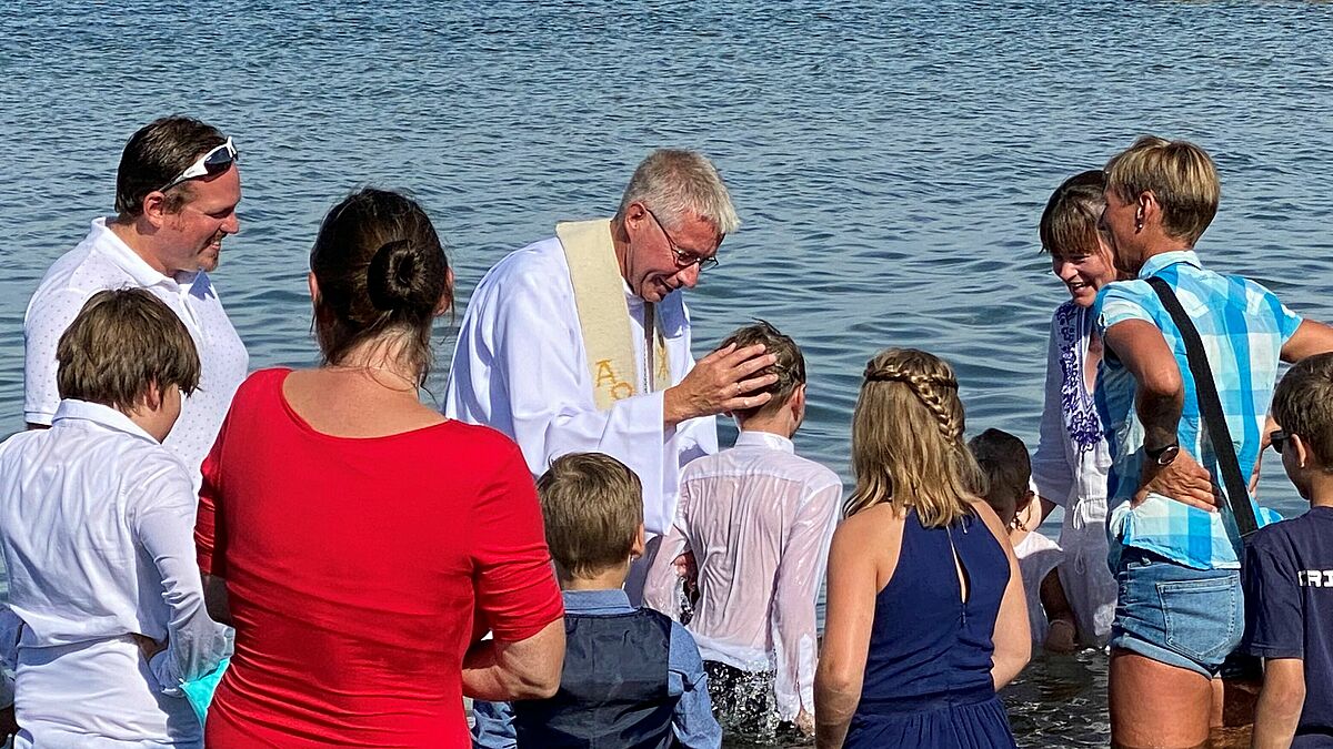 Im Vorwege waren Familien angeschrieben worden, deren Kinder noch nicht getauft waren. So auch Thomas und Julia Schulz aus Eckernförde, die diesen Schritt schon lange gehen wollten. Jetzt ließen sich Mutter Julia (42), Finn (13), Fabian (9) und Lentje (5) im Ostseewasser durch Untertauchen taufen. 