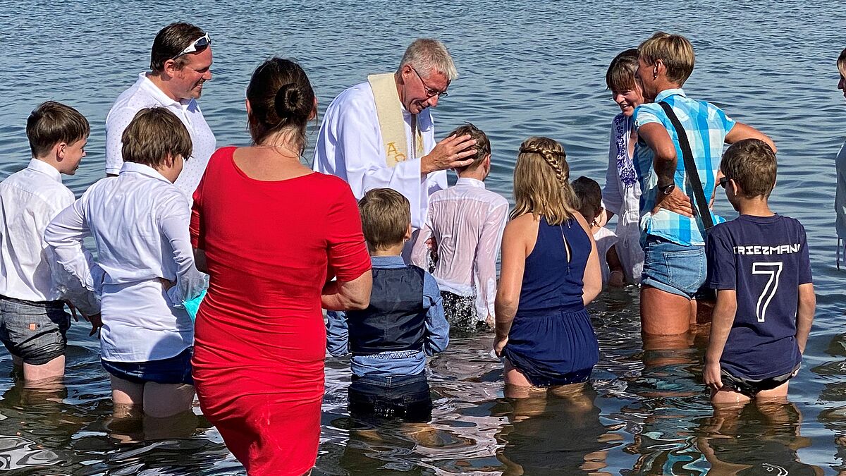 Ein tolles Event für die Familie und Freunde: Tauffeste im Fluss oder im See gibt es in der ganzen Nordkirche.