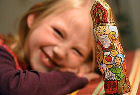Maja (7) freut sich über einen echten Nikolaus aus Schokolade. Denn nur der Nikolaus trägt traditionsgemäß eine Mitra, die Bischofsmützetze mit Kreuz und geht auf den Heiligen Nikolaus, den Bischof von Myra (4. Jahrhundert) zurück.