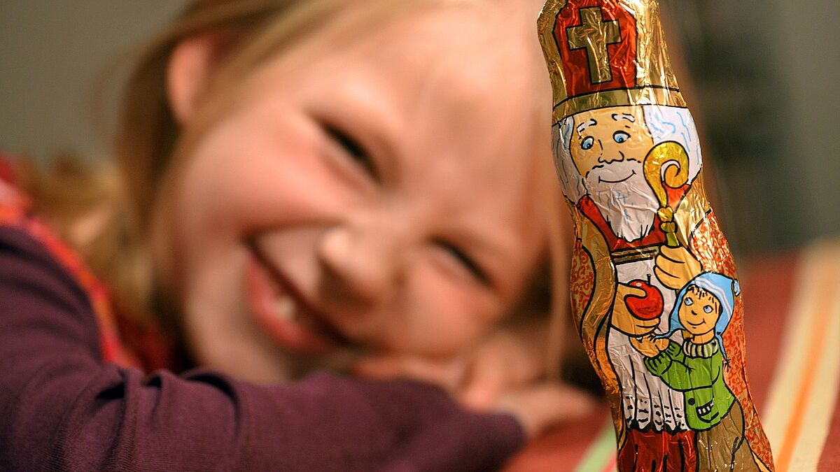 Maja (7) freut sich über einen echten Nikolaus aus Schokolade. Denn nur der Nikolaus trägt traditionsgemäß eine Mitra, die Bischofsmützetze mit Kreuz und geht auf den Heiligen Nikolaus, Bischof von Myra, zurück