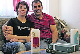 Bibeln und Taufkerzen: In ihrem Heimatland hätten Nahid und Alan sie nie offen zeigen dürfen