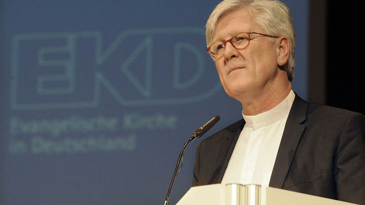 Bisher habe sich die Europäische Union als unfähig erwiesen, mit der Flüchtlingssituation angemessen umzugehen, kritisierte der Ratsvorsitzende Heinrich Bedford-Strohm in seinem Bericht vor dem Kirchenparlament