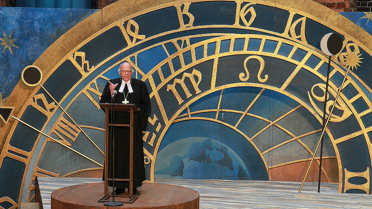 „Auf die Liebe zu setzen, die keinen Unterschied macht, die heilt, wenn es not ist“ – dazu hat Gerhard Ulrich, Landesbischof der Evangelisch-Lutherischen Kirche in Norddeutschland am 19. Juni 2016 in seiner Theaterpredigt zu Shakespeares "Othello"  im Innenhof des Schweriner Doms aufgerufen. 