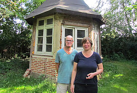 Pastorin Claudia Steinbrück und Hobby-Historiker Dirk Jacoby vor dem Schliemann-Pavillon im Pfarrgarten