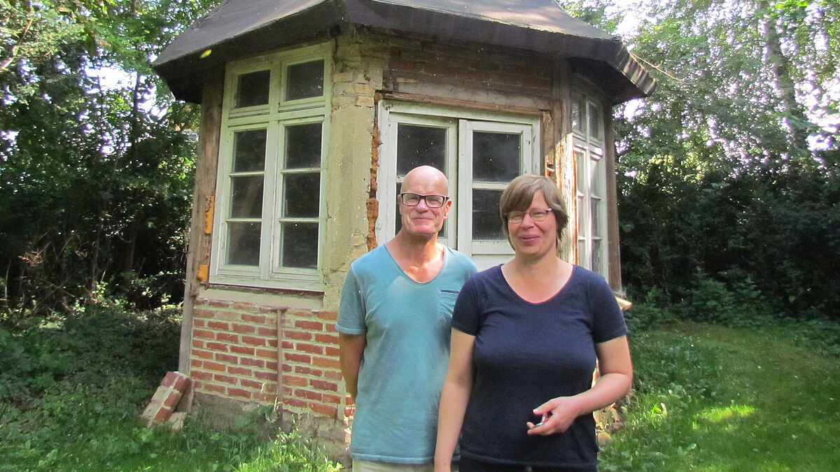 Pastorin Claudia Steinbrück und Hobby-Historiker Dirk Jacoby vor dem Schliemann-Pavillon im Pfarrgarten