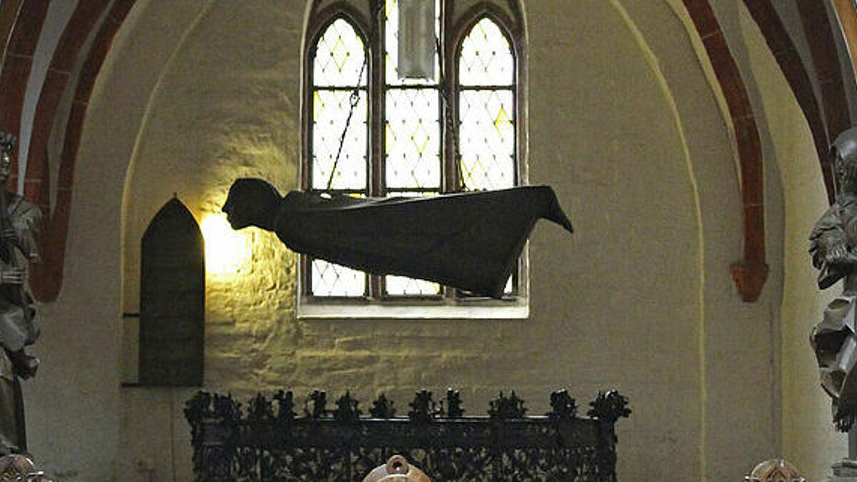 Der Dom in Güstrow mit der berühmten Bronze-Figur "Der Schwebende", einem Güstrower Ehrenmal von Ernst Barlach (1870-1938) für die Gefallenen des Ersten Weltkriegs.