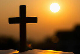 Kreuz mit warmen Sonnenlicht (dunkelorange)
