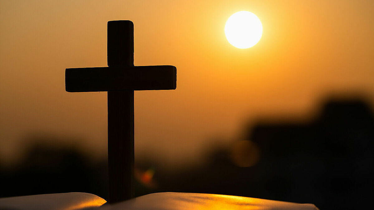 Kreuz mit warmen Sonnenlicht (dunkelorange)