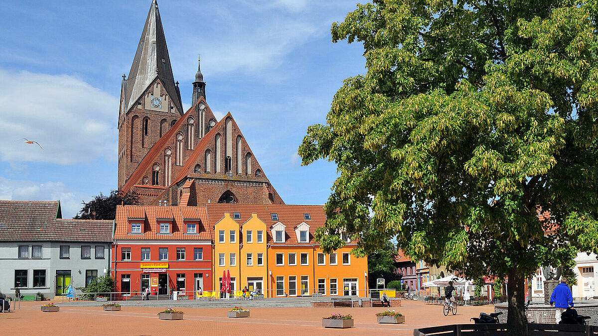 Der Markt mit der St. Marienkirche im nordvorpommerschen Barth. Die lange in Vergessenheit geratene, teilweise knapp 600 Jahre alte Kirchenbibliothek in der St. Marienkirche der Ostseestadt sollte vor dem weiteren Verfall bewahrt werden. Dazu entstand 2010 ein Förderverein, der sich des Bücherschatzes angenommen hat.
