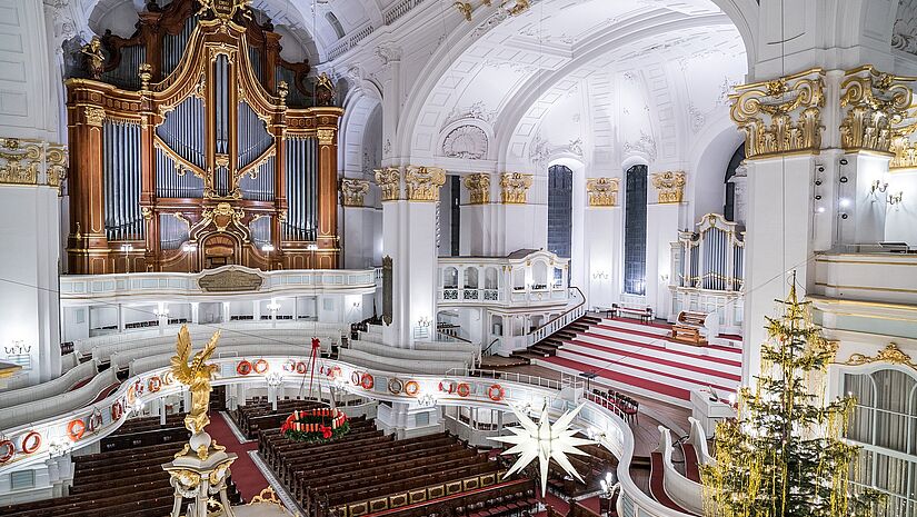 Blick in den weihnachtlich geschmückten Michel mit Wichern-Adventskranz und Weihnachtstanne.