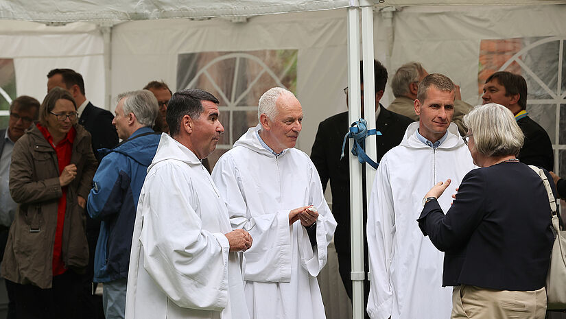 Beim Fest in Ratzeburg tauschen sich die Taizé-Brüder mit Vertretern der Nordkirche aus. 