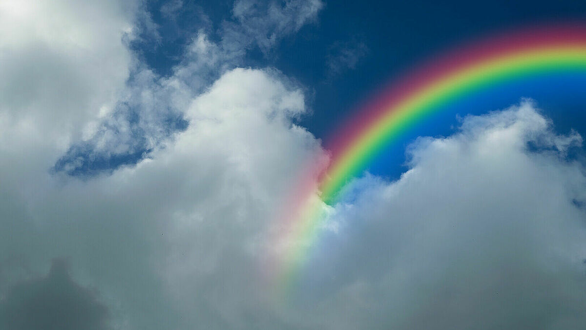Himmel mit Regenbogen