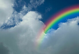 Himmel mit Regenbogen