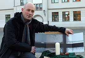 Schulpastor Stephan Dann: Der Holzkoffer ist wie ein Werkzeugkasten. Darin finden sich verschiedene Kerzen, Fotowände, Handschmeichler und Tücher. Dazu ein Buch mit Texten und Vorschläge für Musik.