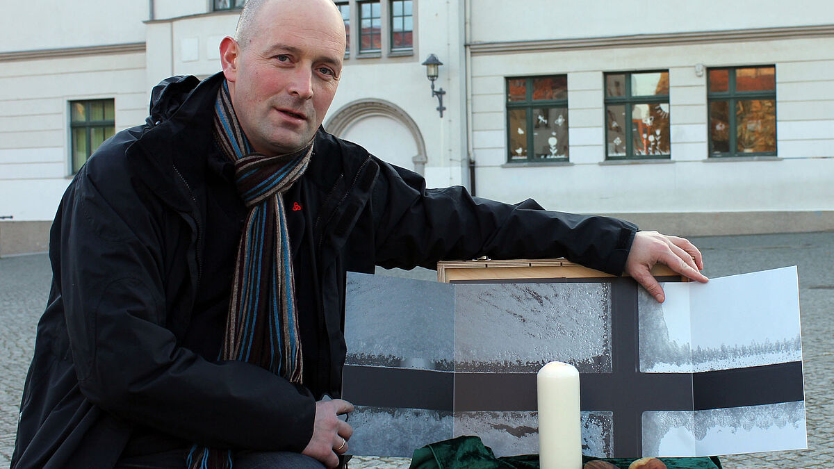 Schulpastor Stephan Dann: Der Holzkoffer ist wie ein Werkzeugkasten. Darin finden sich verschiedene Kerzen, Fotowände, Handschmeichler und Tücher.