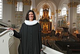 Julia Atze (40) ist seit dem 1. Februar 2013 neue Gemeindepastorin an der Hamburger Hauptkirche St. Michaelis.
