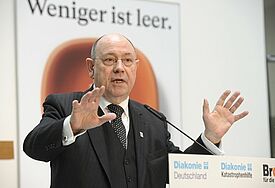 Der Ratsvorsitzende der Evangelischen Kirche in Deutschland (EKD), Nikolaus Schneider im März bei einem Festakt zur Eröffnung der neuen Zentrale des Evangelischen Werks für Diakonie und Entwicklung in Berlin.