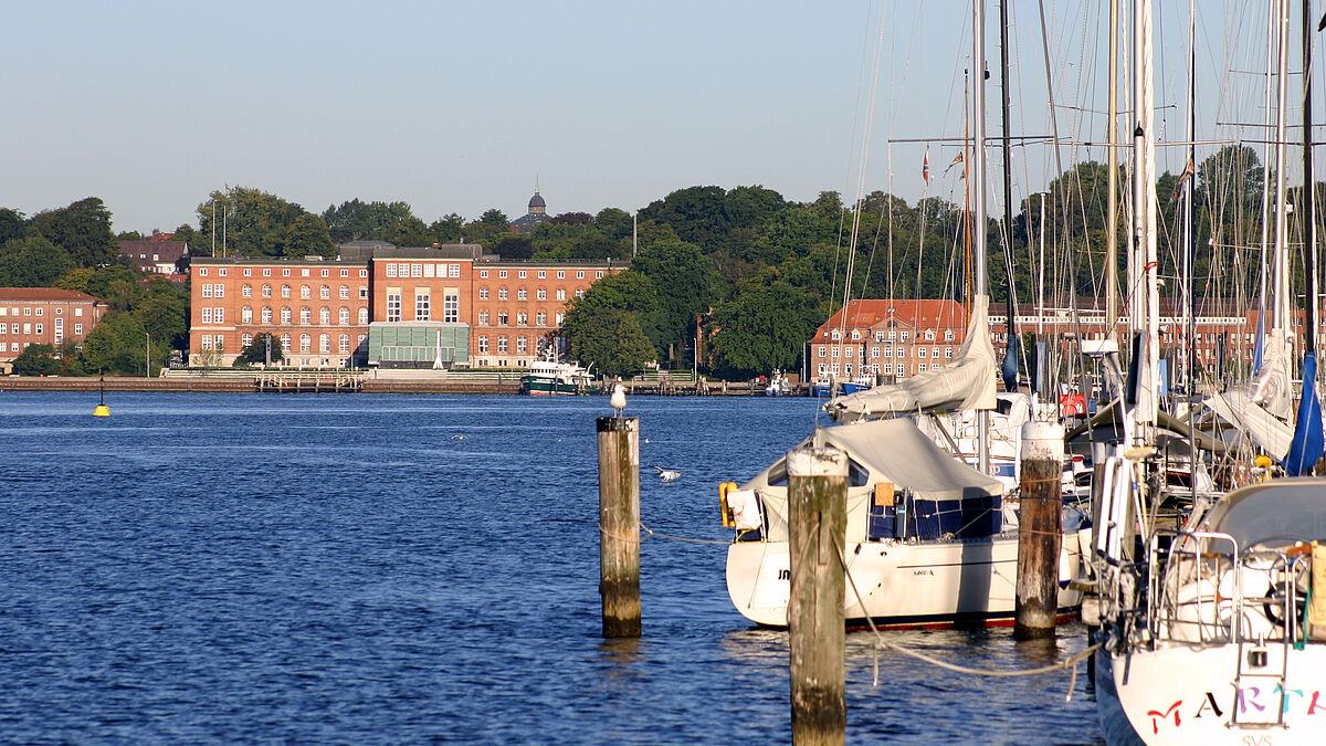 Blick auf das Landeshaus in Kiel von der Förde.