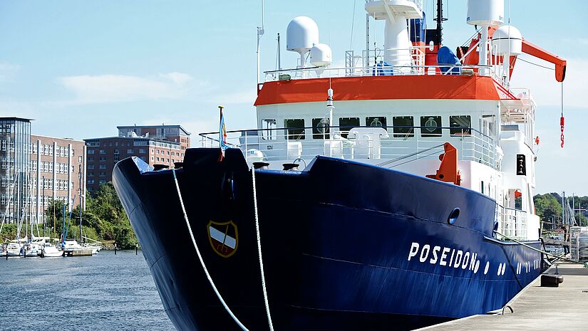 Das Schiff, ehemals Poseidon, liegt in Kiel an der Pier (Archiv).