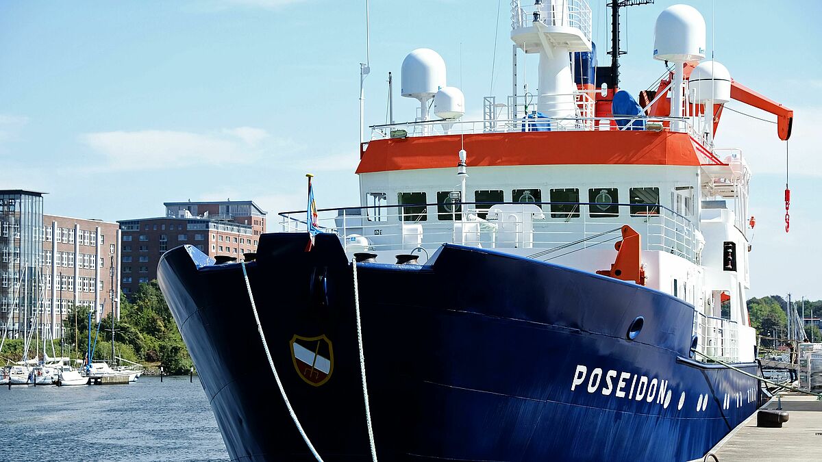 FS POSEIDON liegt an der Pier des Seefischmarktes in Kiel.