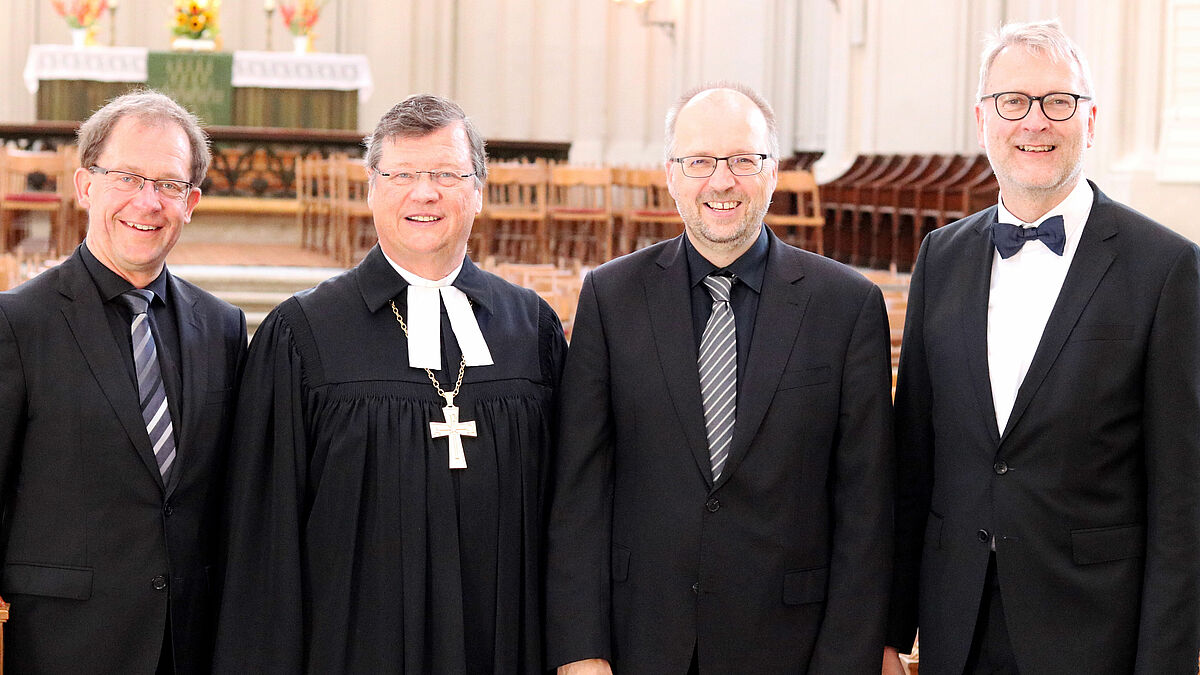 Bischof Abromeit mit der Intendanz der 73. Greifswalder Bachwoche:
v.l. LKMD Prof. Frank Dittmer, Bischof Dr. Hans-Jürgen Abromeit, LKMD Hans-Jürgen Wulf, Prof. Dr. Matthias Schneider
